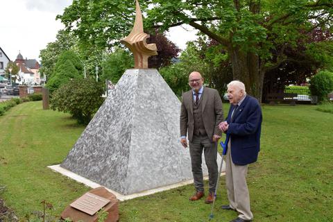 Bernd Rosenheim (rechts) und Landrat Frank Matiaske neben der „Pyramide des Perseus“. Stefan Toepfer/Kreisverwaltung