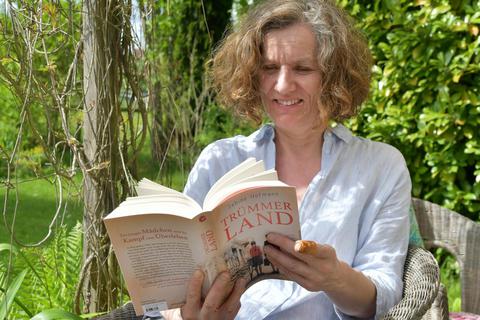 Sabine Hofmann aus Erbach hat ihren neuen Roman „Trümmerland“ herausgegeben. Foto: Michael Lang