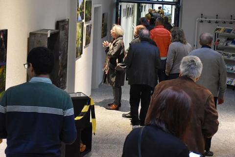 Volle Flure gab es bei der Eröffnung der Ausstellung „Der OdenWALD – Freud und Leid“, die derzeit im Erbacher Landratsamt zu besichtigen ist. Zwölf Odenwälder Künstlerinnen und Künstler sowie das Rodensteinmuseum Fränkisch-Crumbach präsentieren ihre Werke. Foto: Kreisverwaltung