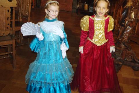 Neue Kleider für kleine Prinzessinnen wie Ronja Kramer (6, links) und Emilia Schlößmann (7): Der Kiwanis Club und der Schlossverein in Erbach machen es möglich. Foto: Hans-Dieter Schmidt