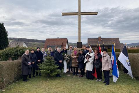 Segnung des neuen Gedenkkreuzes auf dem Erbacher Friedhof. Foto: BdV