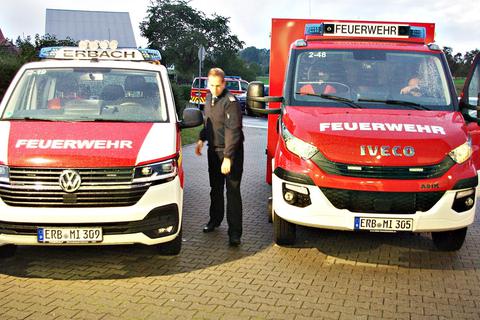 Die beiden neuen Einsatzfahrzeuge MTW (links) und TSF-W sichern die Einsatzfähigkeit der Feuerwehr Bullau. Wehrführer Nico Bartmann (Mitte) gibt Erläuterungen. Foto: Hans-Dieter Schmidt