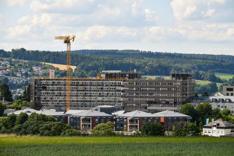 Intensiv gebaut wird seit Jahren am Gesundheitszentrum in Erbach. Das erweitert dessen Möglichkeiten, belastet aber auch die Bilanz der Klinik. Foto: Dirk Zengel
