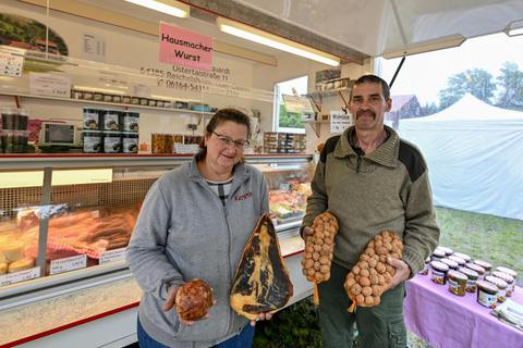 Wilfried Marquardt und seine Frau Kerstin, hier auf dem Hoxhohler Bauernmarkt, werden ihre Produkte auch auf dem 31. Odenwälder Bauernmarkt in Erbach anbieten. Marquardt ist auch der Vorsitzende des Vereins Odenwälder Direktvermarkter. Foto: Dirk Zengel