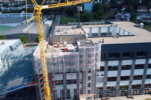 So sieht die Baustelle des "Hauses der Energie" im Westen der Kreisstadt Erbach von oben aus. © Energiegenossenschaft Odenwald