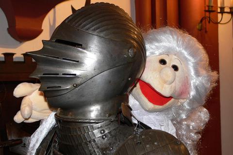 Schlossgespenst Luidschi ist bei der Kinderaktion im Schloss Erbach in den Herbstferien dabei und führt die Kinder durch die gräflichen Räume. Foto: Betriebsgesellschaft Schloss Erbach
