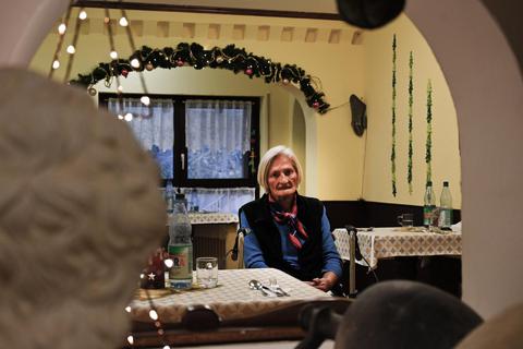 In familiärer Atmosphäre fühlt sich Elfriede Ruppert gut aufgehoben, auch dank der strengen Corona-Regeln in Seniorenpflegeheimen wie dem Haus Wildpark in Erbach. Foto: Dirk Zengel