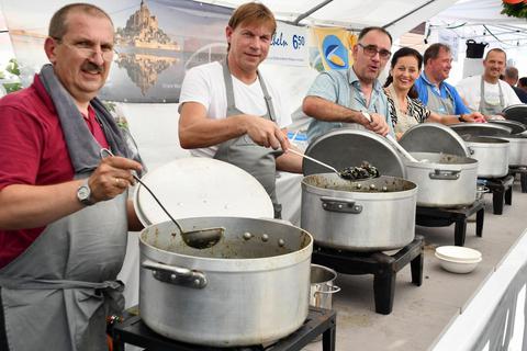 Ein gut gelauntes Kochteam ist im September 2019 in Fränkisch-Crumbach im Einsatz an den Töpfen, um Muscheln zuzubereiten. Archivfoto: Michael Lang
