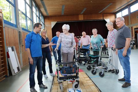Bei einer Veranstaltung des Fränkisch-Crumbacher Seniorenbeirats zum„Richtigen Umgang mit Rollatoren“ können die Teilnehmer verschiedene Modelle auf einem eigens aufgebauten Hindernis-Parcours ausprobieren. Foto: Kirsten Sundermann