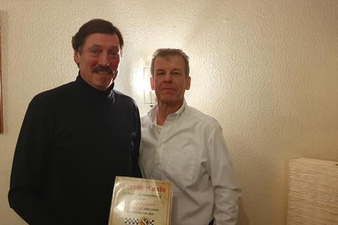 Adolf Maser (links) wurde für 50 Jahre Vereinsmitgliedschaft vom MSC-Vorsitzenden Heinz Muntermann geehrt. © MSC