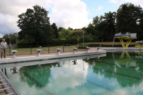 Kann Fränkisch-Crumbach die Renovierung seines Freibads stemmen? – Schwimmmeister Andreas Beißwenger schaut sorgenvoll auf das seit zwei Jahren ungenutzte Wasser. Foto: Kirsten Sundermann