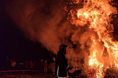 Ein kontrolliertes Flammenfest auf dem Crumbacher Lohberg. Und die Freiwillige Feuerwehr hatte alles gut im Griff. © Kirsten Sundermann