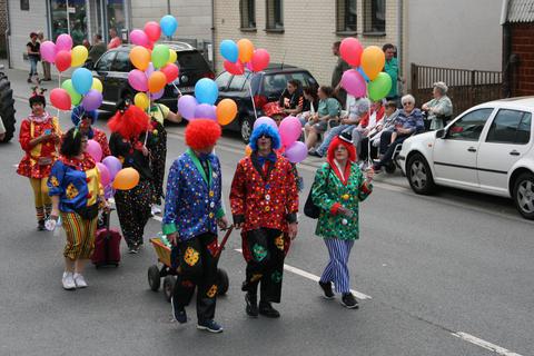 Wie in den Jahren zuvor wird der Festzug beim 70. Apfelblütenfest unter dem Motto „Höchst vielfältig“ von vielen Ortsbürgern mit Spannung erwartet. Archivfoto: Wolfgang Kraft