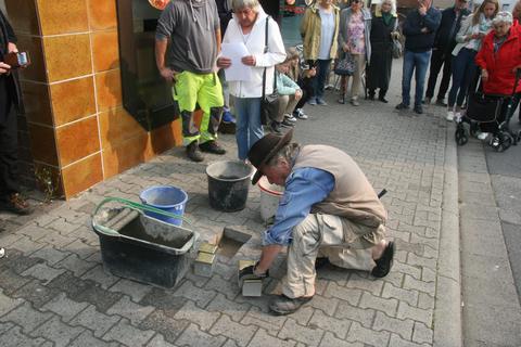 Der Künstler Gunter Demnig hat in Höchst und Ortsteilen die Stolpersteine verlegt. Wolfgang Kraft