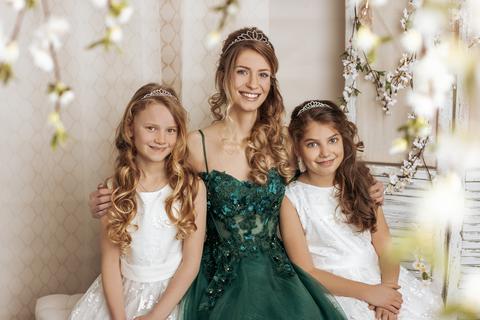 Bald beginnt ihre Amtszeit: Katharina Weiß, die Höchster Apfelblütenkönigin 2023, mit ihren beiden Prinzessinnen Janina Kiefer (links) und Aleyna Özalp.  
