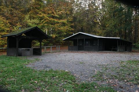 Mit einer gründlichen abschließenden Überprüfung soll geklärt werden, ob sich der Bereich um die „Pfirschbacher Hütte“ als Standort für einen Waldkindergarten eignet. © Wolfgang Kraft