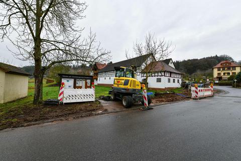 Links von der Ortseinfahrt Annelsbach entsteht ein Dorfplatz. Ihn hat sich die Bevölkerung im Rahmen der Dorfentwicklung gewünscht. Foto: Dirk Zengel