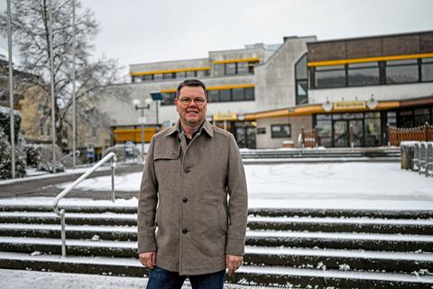 Jens Fröhlich, der für das Foto vor dem Rathaus steht, will für den KAH Bürgermeister von Höchst werden.