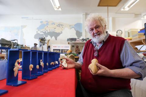 Der Erbacher Elfenbeinschnitzer und Mammutzahn-Experte Bernhard Röck hat die Nachbildung der bedeutendsten Funde in Europa initiiert, um sie einer breiten Öffentlichkeit zu präsentieren. Foto: Joaquim Ferreira