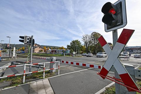 Gleisarbeiten und die damit einhergehende Sperrung des Bahnübergangs in Michelstadt haben gravierende Folgen für Schienen- und Straßenverkehr. © Dirk Zengel