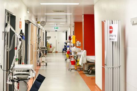 Weiter in der Regelfunktion befindet sich das Gesundheitssystem des Odenwaldkreises (hier die Notaufnahme im Erbacher Gesundheitszentrum), auch wenn im Kreiskrankenhaus inzwischen wieder drei Patienten mit Covid-19-Symptomen behandelt werden.