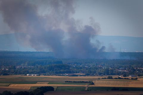 Bis in den Odenwald bemerkbar gemacht hat sich der jüngste Waldbrand bei Münster-Breitefeld (hier eine Perspektive aus Habitzheim; gezeigt hat sich die Rauchsäule aber auch noch viel weiter südlich wie etwa in Beerfelden). Analog dazu kam auch die Hilfe aus so weitem Umfeld.   Foto: Guido Schiek