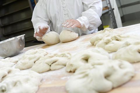 In vielen Bereichen mangelt es derzeit an Fachkräften und Auszubildenden. Bäckereibetriebe bilden da keine Ausnahme. Dass auch viele andere Handwerksbranchen nur schwer Azubis finden, hat viele Gründe.  Foto: dpa