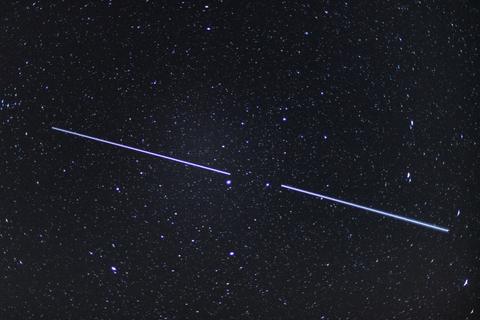 Elon Musks „Starlink“-Satelliten gelten als häufiger Hintergrund von Ufo-Sichtungen (hier zwei der Objekte als Lichtstreifen am Nachthimmel). In der Nacht zum Freitag haben Erscheinungen am Firmament wieder für Unruhe gesorgt.                 Archivfoto: dpa