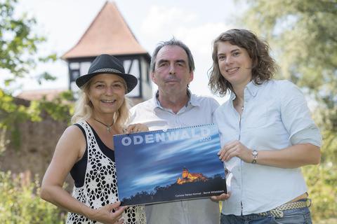 Mit Odenwald-Fotos durchs Jahr: „Odenwald 2020“ ist der Kalender betitelt, den (von links) Corinna Panayi-Konrad, Bernd Wittelsbach und Monika Hurka geschaffen haben. Foto: Hurka