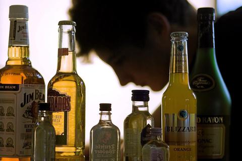 Alkohol ist ein Suchtmittel neben einigen anderen. Vor allem der Mischkonsum mit weiteren Substanzen nimmt bei Jugendlichen zu. Symbolfoto: Jens Büttner/dpa