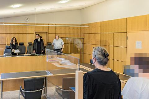 Die Erste Große Strafkammer des Landgerichts Darmstadt mit dem Vorsitzenden Richter Christopher Potoski verhandelt gegen eine ehemalige Fallmanagerin einer Krankenkasse, die diese um 255 000 Euro betrogen haben soll. Die Angeklagte ist auf dem Foto nicht zu sehen. Foto: Marc Wickel