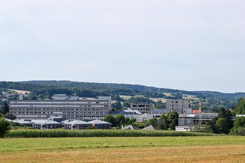 Von zentraler Bedeutung für das Wohl der Bevölkerung ist das Gesundheitszentrum Odenwald in Erbach (hier aus der Perspektive von Erlenbach her).         Foto: Dirk Zengel