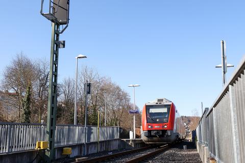 Der Fahrzeugpark der Odenwaldbahn (im Bild ein Zug im Erbacher Bahnhof) wächst um fünf Triebwagen des Modells Lint 54. Dieser Schritt wird in der Region einhellig begrüßt, aber es gibt auch Forderungen nach weiteren Verbesserungen.               Foto: Joaquim Ferreira