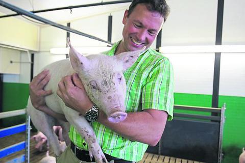 Martin Allmenröder aus Roßbach hält Mastschweine und engagiert sich für die Zukunft der Landwirtschaft. Er favorisiert einen gemeinsamen Weg von konventionellen und Bio-Bauern. Foto: Guido Schiek 
