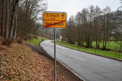 Auf der Kreisstraße zwischen Dorf-Erbach und Erbuch möchte der Odenwaldkreis im Zuge der Umsetzung seines Radverkehrskonzepts eine bisher unübliche Form der Markierung testen (RQ9). 