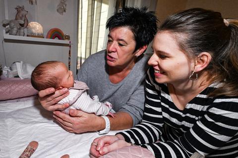 Hebamme Birgit Markert besucht die kleine Malea Linn mit ihrer Mutter Vanessa Keil in Brombachtal. Dabei achtet die Hebamme auch auf die Entwicklung des Babys und steht der Mutter für Fragen zur Verfügung.