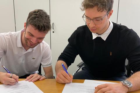 Finn Prietzel (20) aus Erbach-Haisterbach (links) und sein Geschäftspartner Stephan Nelitz (19) aus Stuttgart unterschreiben Anfang Januar die Gründungsunterlagen beim Notar.
