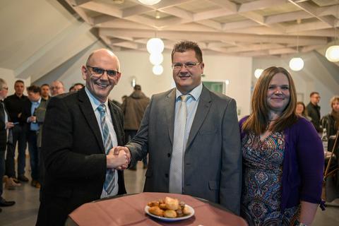 Handschlag: Lützelbachs amtierender Bürgermeister Uwe Olt (links) gratuliert seinem am Sonntag neu gewählten Nachfolger Tassilo Schindler und dessen Frau Lindsay.