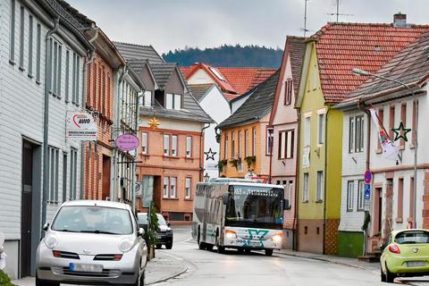 Von Reichelsheim und seinen Odenwälder Nachbargemeinden ins Gersprenztal fährt der Expressbus X 69 direkt nach Darmstadt-Mitte (hier kurz vor der Haltestelle "Ortsmitte" in Brensbach, die von der Linie bedient werden). Foto: Dirk Zengel 