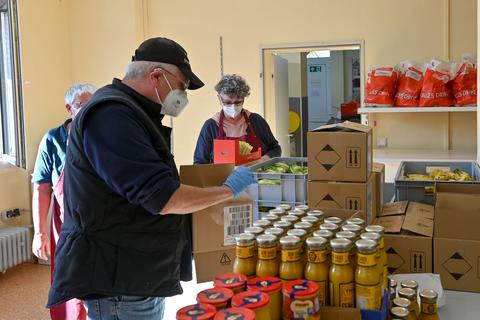 Während eine Mitarbeiterin in der Tafel Erbach-Michelstadt die Produkte verteilt, packen die ehrenamtlichen Helfer (von links) Petra Göhre, Jörg Dinkel und Manuela Engel weitere Tüten für Bedürftige.    Foto: Dirk Zengel