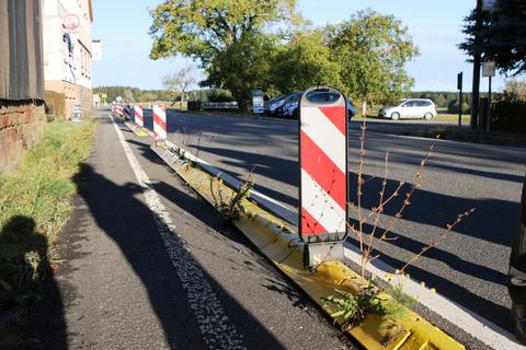 Mit dem neuen Fuß- und Radweg verschwinden im Amorbacher Stadtteil Boxbrunn die gelben Leitschwellen und die rot-weißen Leitbaken. Dies geschieht im Zuge der Fahrbahnsanierung, für die die B 47 zwei Monate gesperrt wird. Foto: Manfred Giebenhain