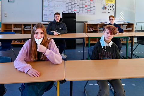 Schüler der Georg-Ackermann-Schule in Breuberg müssen im Unterricht keine Maske mehr tragen - einige wollen aber.  Foto: Dirk Zengel 