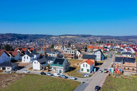 Die Grundsteuer wird reformiert: Das erfordert auch von allen Odenwälder Grundeigentümern (das Bild zeigt im Vordergrund das Erbacher Baugebiet Auf der Höh’) in der zweiten Jahreshälfte eine Erklärung zu Fläche und Bebauung. Archivfoto: Dirk Zengel