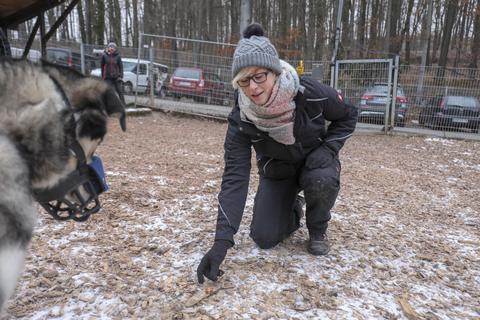 Chance für den Hund: Trainerin Nanina Gerbig erklärt die Regeln. Foto: Guido Schiek