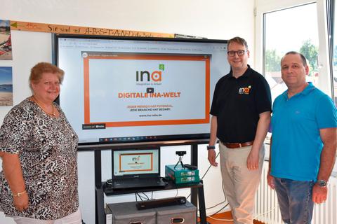 Sandra Schnellbacher, Hauptabteilungsleiterin Arbeit und Soziale Sicherung, Siegfried Eberle, Geschäftsführer der InAgGmbH, und Ralf Kaffenberger (rechts), Abteilungsleiter Soziale Sicherung, begleiten das Projekt "App Seniorenwegweiser Odenwaldkreis". © Jana Brendel/Kreisverwaltung