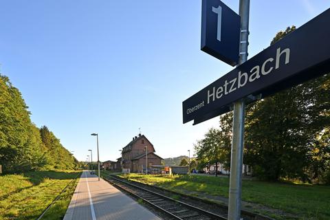Überhaupt keine Züge werden ab Mittwoch, 12. Oktober, den sonst schon selten angefahrenen Bahnhof des Oberzenter Stadtteils Hetzbach passieren.  Foto Dirk Zengel