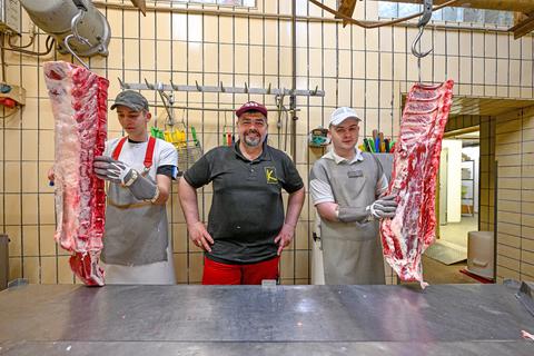 Klaus Kirchschlager (Mitte), Obermeister der Fleischerinnung Dieburg-Odenwald, glaubt an die Zukunft seines Handwerks. John Hafner (links) ist Azubi im dritten Lehrjahr beim Dorf-Erbacher Betrieb, Paul Hilbert macht sich als Praktikant ein Bild von der Arbeit.