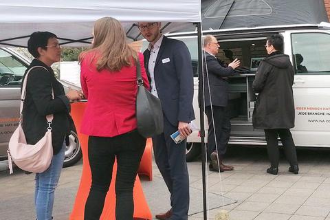 Austausch: Auf dem „Markt der Möglichkeiten“ der Fachtagung konnten sich die Teilnehmer über innovative Ansätze kommunaler Jobcenter informieren. Mit dabei war auch der Maßnahmenträger InA gGmbH aus Erbach mit seinen „mobilen Beratungsbüros“. Foto Kreisverwaltung 