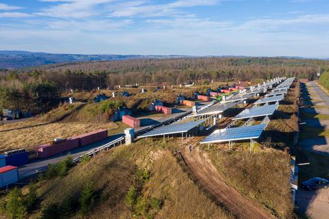 Die Firma Schoenergie verwirklicht im Auftrag der Odenwald-Regionalgesellschaft im Hainhaus-Areal bei Lützelbach den zweiten Bauabschnitt einer Fotovoltaikanlage, die 2,1 Megawatt Leistung bringen soll. Fotos: Joaquim Ferreira