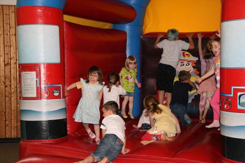 Hauptattraktion des IGH-Spielplatzfestes war die vom SV-Lützel-Wiebelsbach kurzfristig ausgeliehene Hüpfburg, in der sich die Kids nach Herzenslust austoben konnten. Foto: Wolfgang Kraft